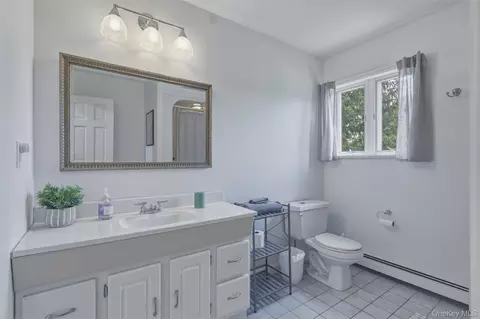 Bath - 79 Millbrook Rd, Wallkill, NY 12589 photo 2 of 3