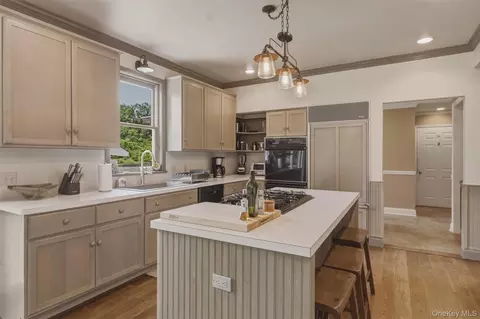 Kitchen - 79 Millbrook Rd, Wallkill, NY 12589 photo 4 of 5