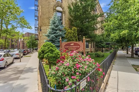 8374 Talbot St #4D, Kew Gardens, NY 11415