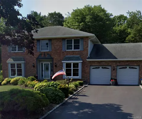 18 Barnsley Ln, Sayville, NY 11782