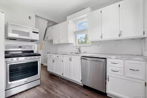 Entry Way - 85 Bleloch Ave, Peekskill, NY 10566 photo 2 of 4