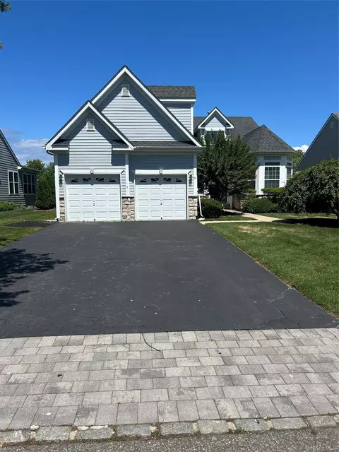 56 Foxglove Row, Riverhead, NY 11901