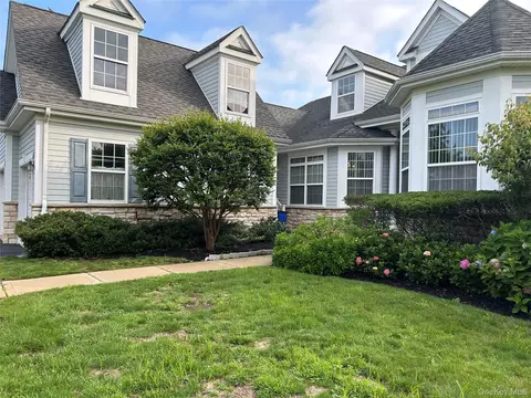 56 Foxglove Row, Riverhead, NY 11901
