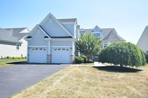 56 Foxglove Row, Riverhead, NY 11901