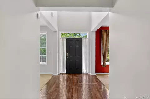 Entry Way - 4 Augusta Ct, Monroe, NY 10950 photo 1 of 3