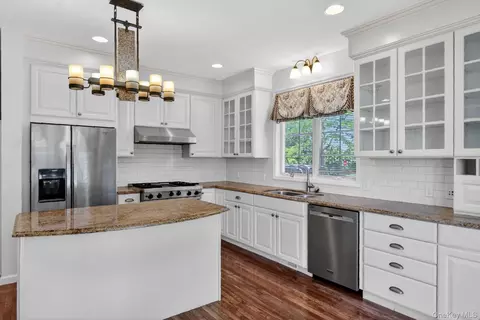 Kitchen - 4 Augusta Ct, Monroe, NY 10950 photo 4 of 6