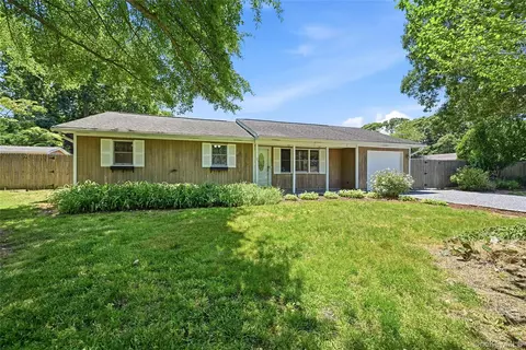 10 Twin Pine Ln, Center Moriches, NY 11934