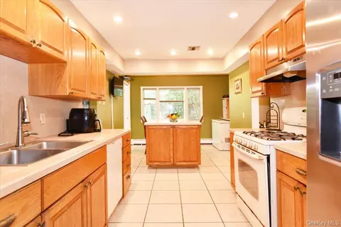 Kitchen - 22 Chatham Rd, Commack, NY 11725 photo 3 of 4