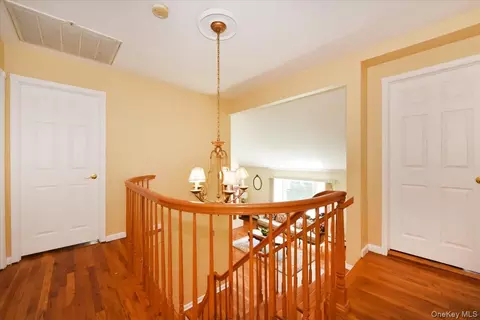 Entry Way - 22 Chatham Rd, Commack, NY 11725 photo 3 of 4