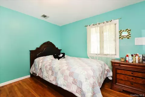 Bedroom - 22 Chatham Rd, Commack, NY 11725 photo 4 of 7