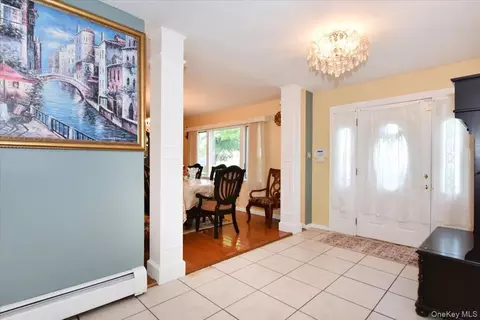 Entry Way - 22 Chatham Rd, Commack, NY 11725 photo 2 of 4