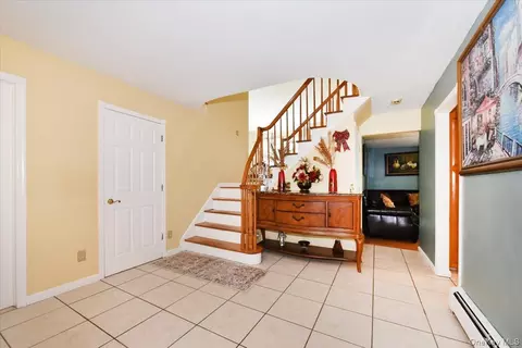 Entry Way - 22 Chatham Rd, Commack, NY 11725 photo 1 of 4