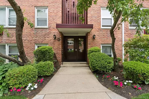 61 Maine Ave #D12, Rockville Centre, NY 11570