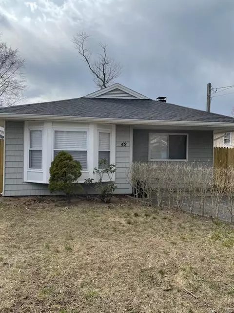 42 Vernon Ave, Mastic, NY 11950