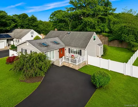 52 Brilner Dr, Smithtown, NY 11787