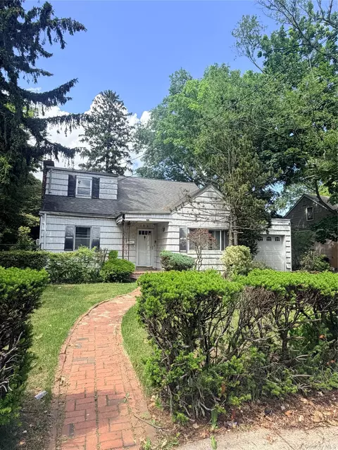 182 E Rockaway Rd, Hewlett, NY 11557