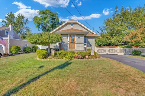 245 N N 7th St, Lindenhurst, NY 11757