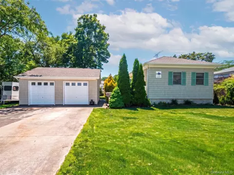 215 S 16th St, Lindenhurst, NY 11757