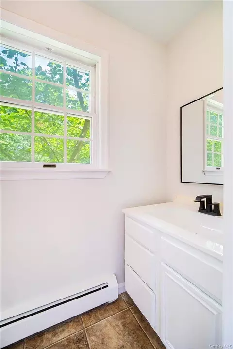 Bath - Undisclosed, Warwick, NY 10990 photo 1 of 3