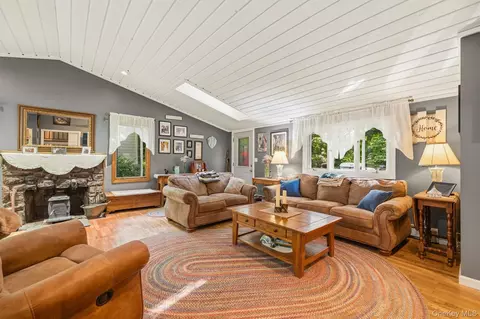 Living - 5 Echo Trl, Monroe, NY 10950 photo 2 of 4