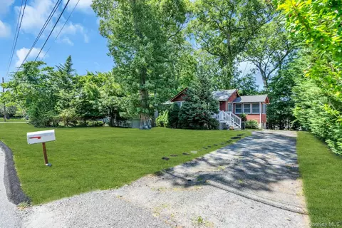 33 Cedar Dr, Miller Place, NY 11764