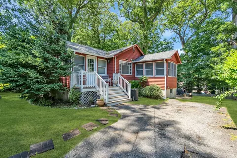 33 Cedar Dr, Miller Place, NY 11764