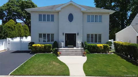 170 Mckinley Ave, Franklin Square, NY 11010