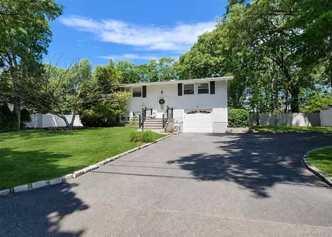 15 Cabin Ln, Setauket, NY 11733