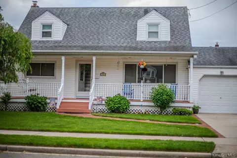 162 N Elm St, Massapequa, NY 11758