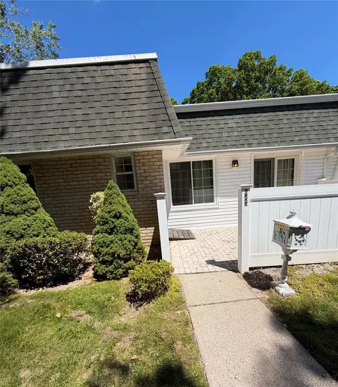 685 Blue Ridge Rd, Medford, NY 11763