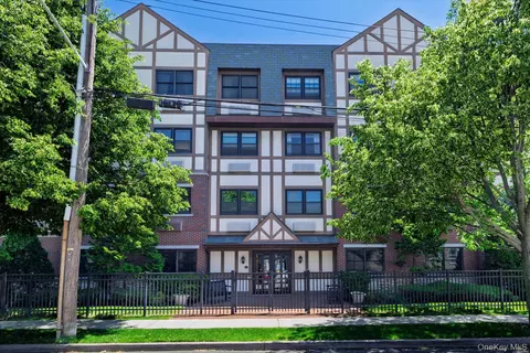 55 Clinton Ave, Rockville Centre, NY 11570