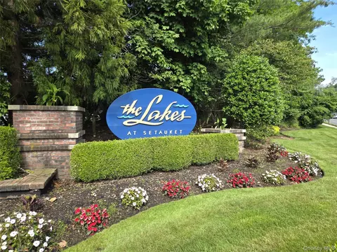 222 Erik Dr, Setauket, NY 11733