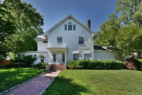 9 Nassau Dr, North Hempstead, NY 11021