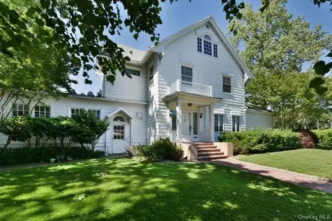 9 Nassau Dr, North Hempstead, NY 11021