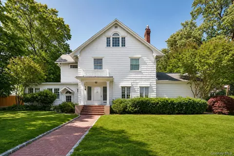 9 Nassau Dr, North Hempstead, NY 11021