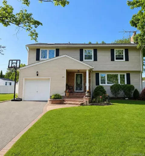25 Arrowwood Ln, Melville, NY 11747