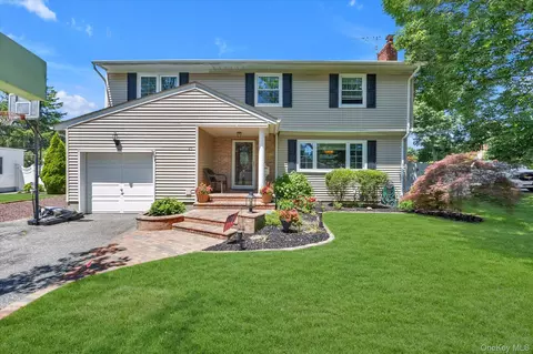 25 Arrowwood Ln, Melville, NY 11747