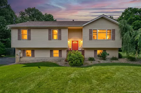 1019 Benjamin Vankeuren Dr, Shawangunk, NY 12566