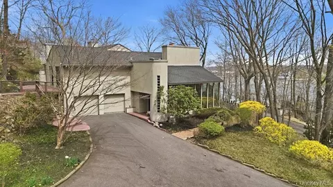 8 Idle Day Knl, Centerport, NY 11721