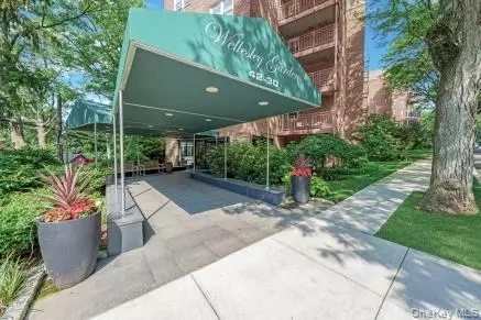 42-30 Douglaston Pkwy #5K, Douglaston, NY 11363
