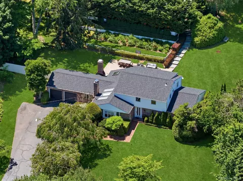 279 Hillcrest Ln, Oyster Bay, NY 11771