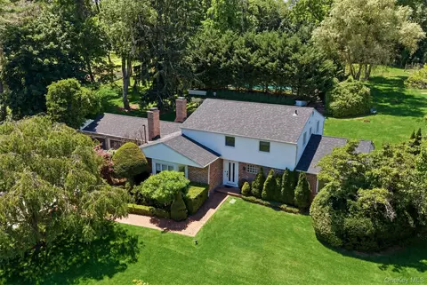 279 Hillcrest Ln, Oyster Bay, NY 11771