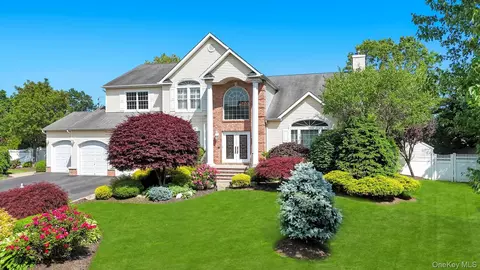 25 Yellow Top Ln, Smithtown, NY 11787