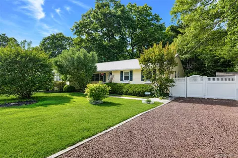 20 Loretta Ct, Coram, NY 11727