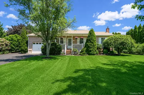 100 Donna Dr, Baiting Hollow, NY 11933