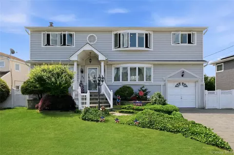 20 Elm St, Massapequa, NY 11758