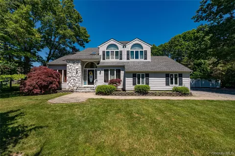 11 Annemarie Dr, Saint James, NY 11780
