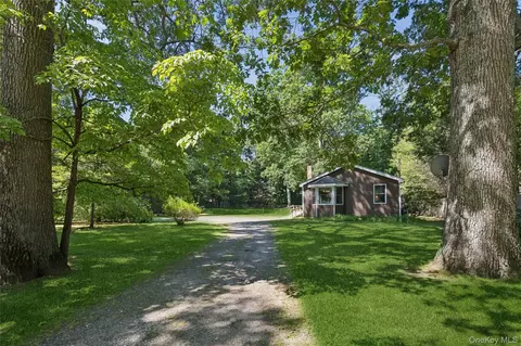 35 Pidgeon Hill Rd, Huntington Station, NY 11746