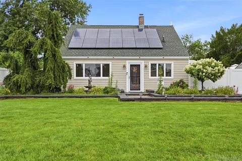16 Harrow Ln, Levittown, NY 11756