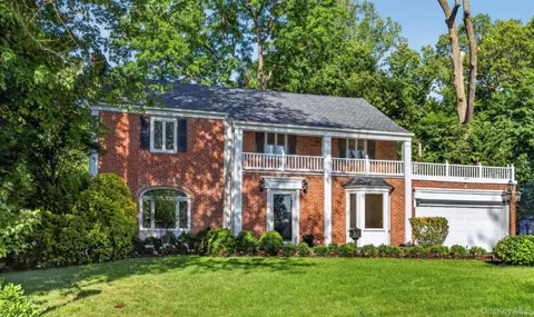 190 Sussex Dr, North Hempstead, NY 11030